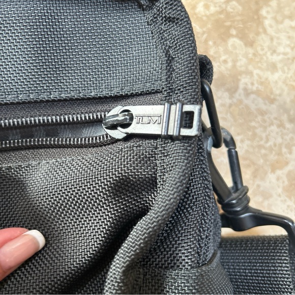 Tumi Nylon Small Messenger Bag Made In America - Picture 13 of 14